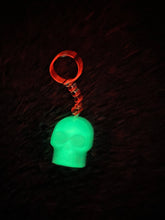 Load image into Gallery viewer, Glow Skull Keychain💀
