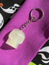 Load image into Gallery viewer, Glow Skull Keychain💀
